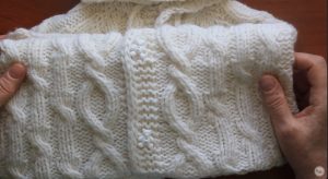 Chaqueta con capucha para bebe a palillos