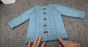 Cardigan de bebe punto aro a dos agujas