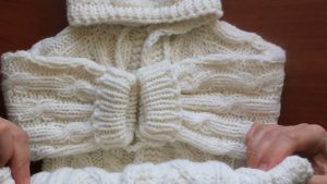 Chaqueta con capucha para bebe a palillos